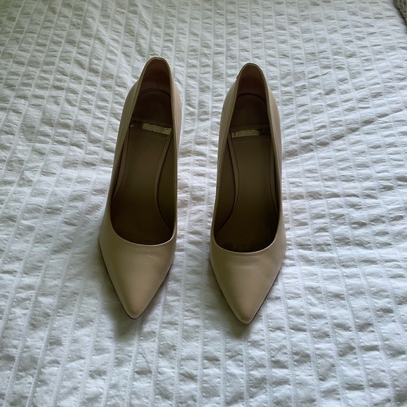 Marciano pointed toe heels - Picture 3 of 7